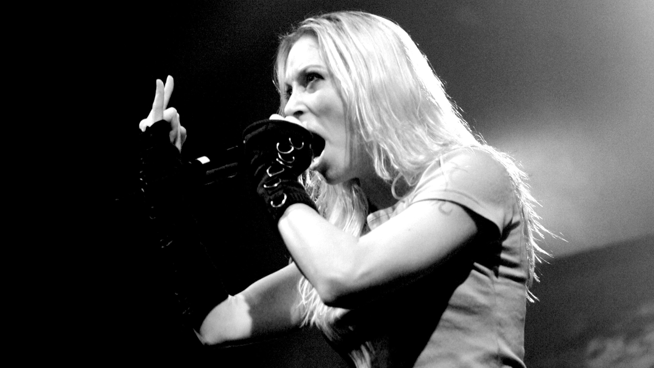 Angela Gossow screaming on stage