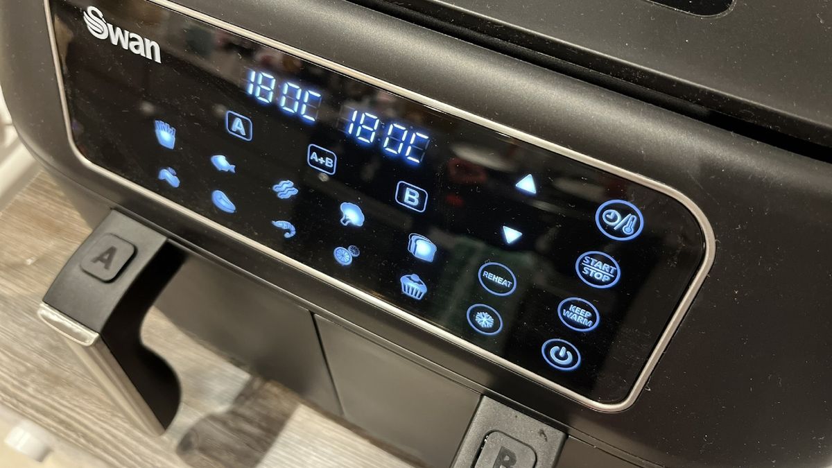 close up of swan duo air fryer digital display