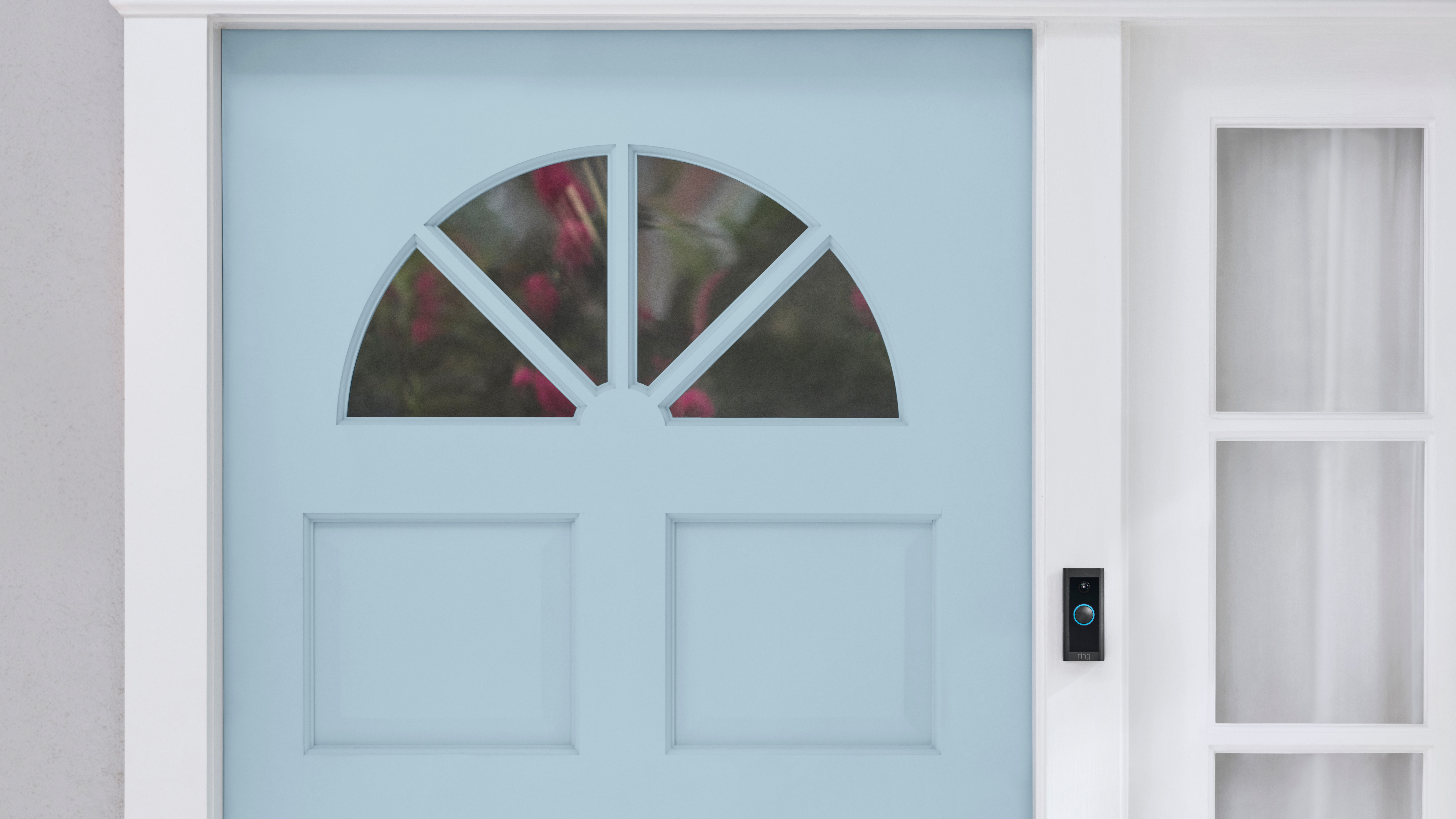 Ring Video Doorbell Wired på en rosa dørkant