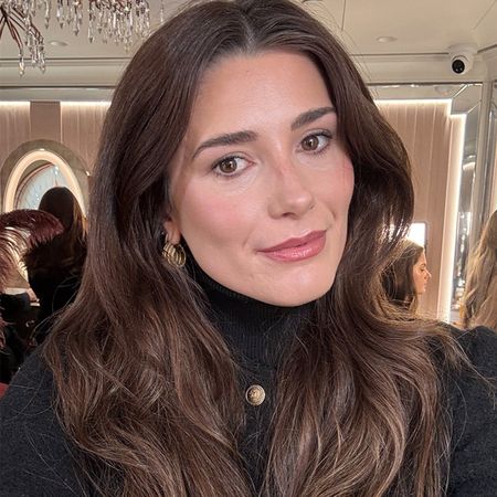 Eleanor wearing eyeshadow for hooded eyes