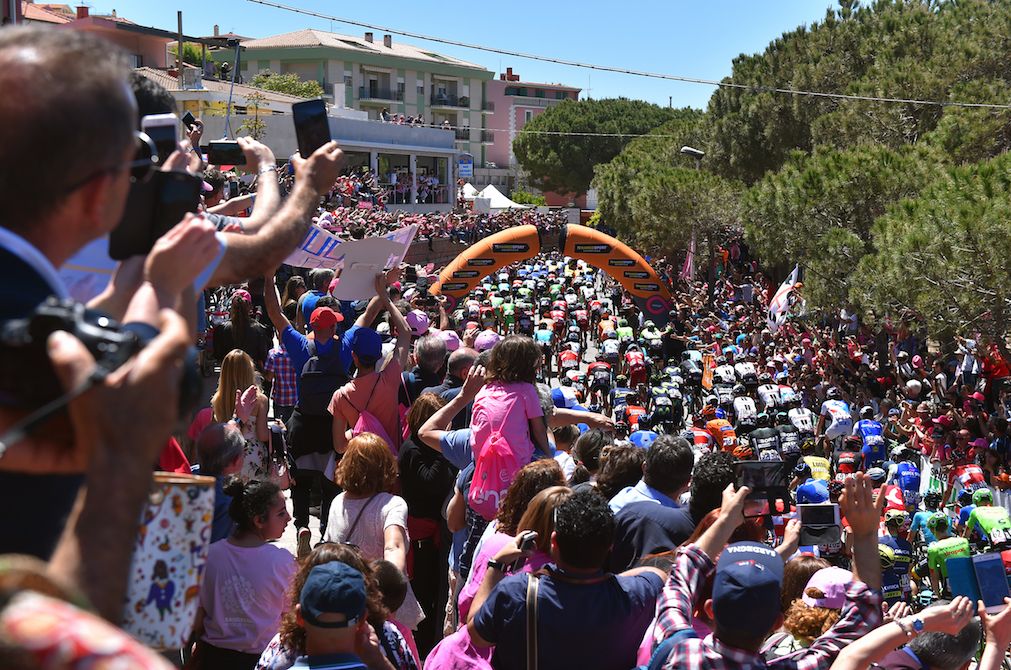 Fans see the Giro peloton off in Tortol&igrave;
