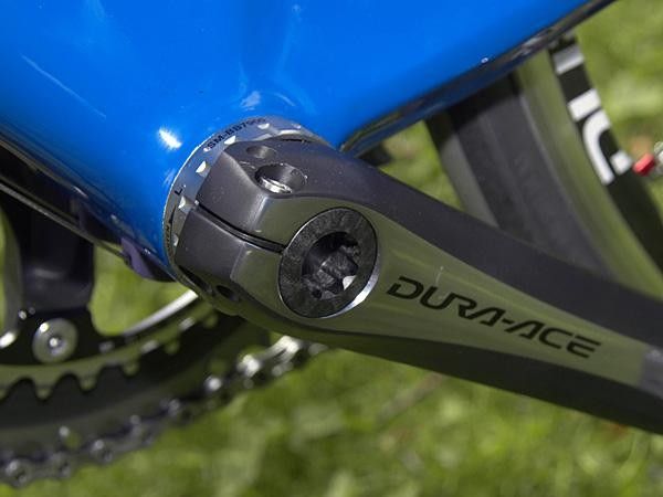 The non-driveside crankarm still attaches via the familiar pinch bolts.
