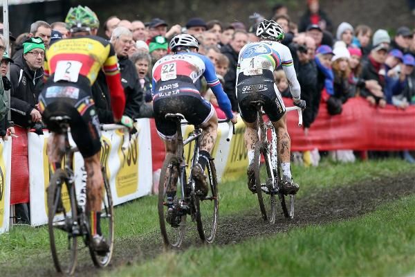 Niels Albert applies the pressure