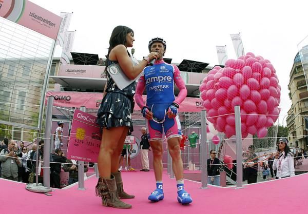 Gilberto Simoni (Lampre - Farnese Vini) speaks to the tifosi prior to stage 11.