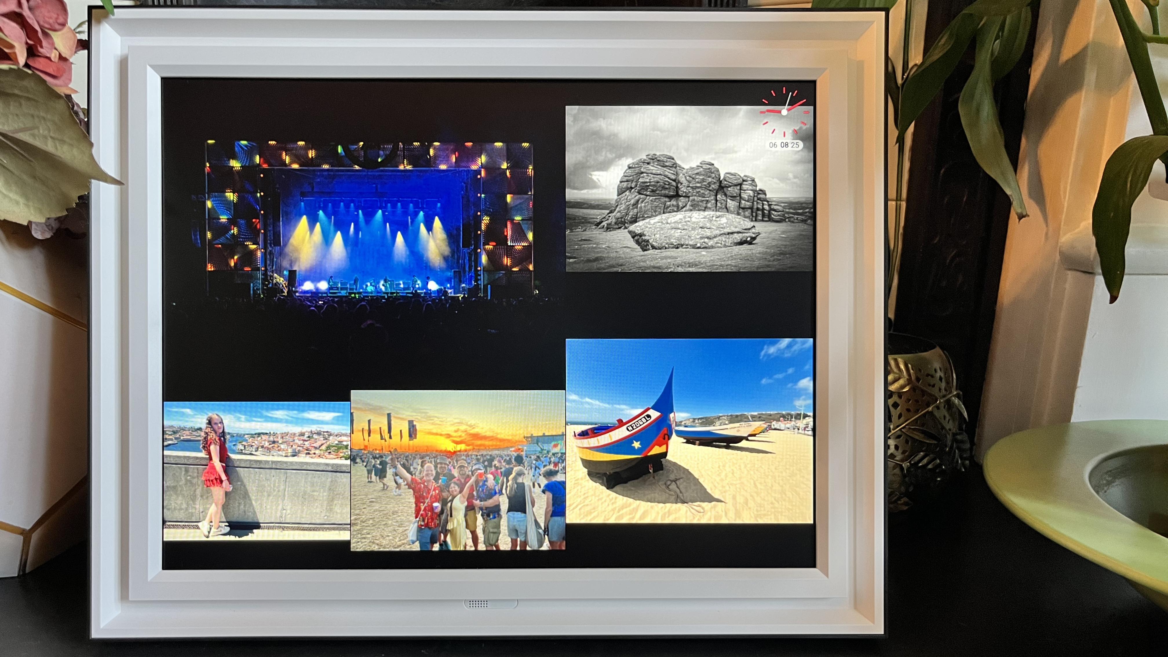 Pix-Star Lux 17-inch showing image collage