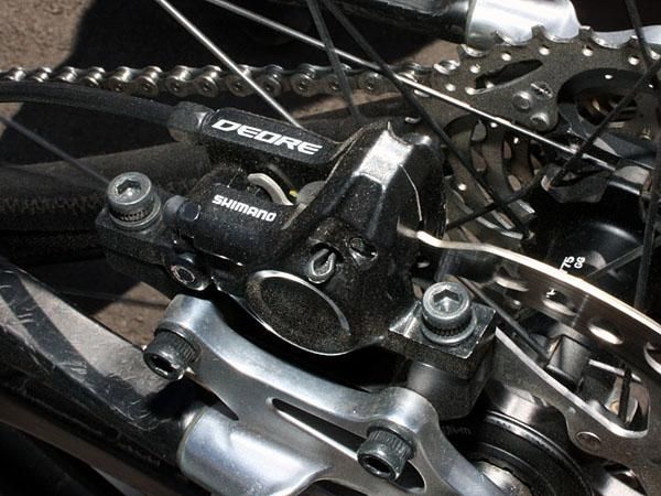 The twin-piston aluminum caliper uses two-piece construction.