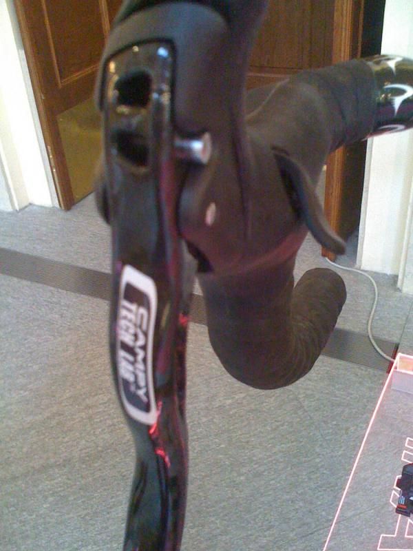 Instead of buttons to change gear, there are curved gear levers on the inside of brake hoods.