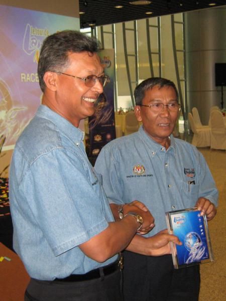 CEO of the 2010 Le Tour de Langkawi, En. Mohamed bin Salleh presents a souvenir to Dato' Mohd Yasin bin Mohd Salleh.