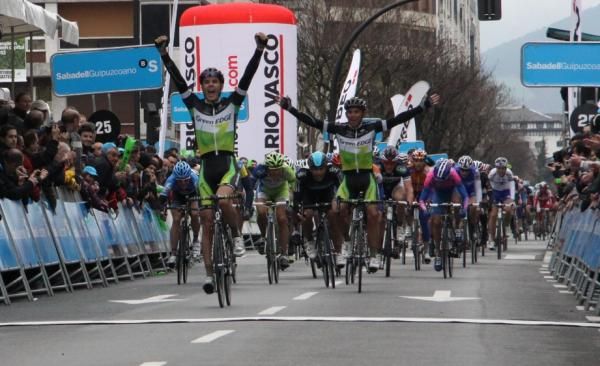 It's a 1-2 finish for GreenEdge as Daryl Impey won stage 2 with a late flier, followed by teammate Allan Davis who took the field sprint for second.