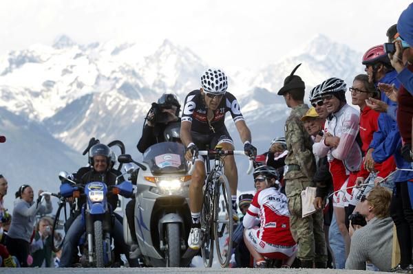 Carlos Sastre (Cervelo) makes his way up the Plan de Corones