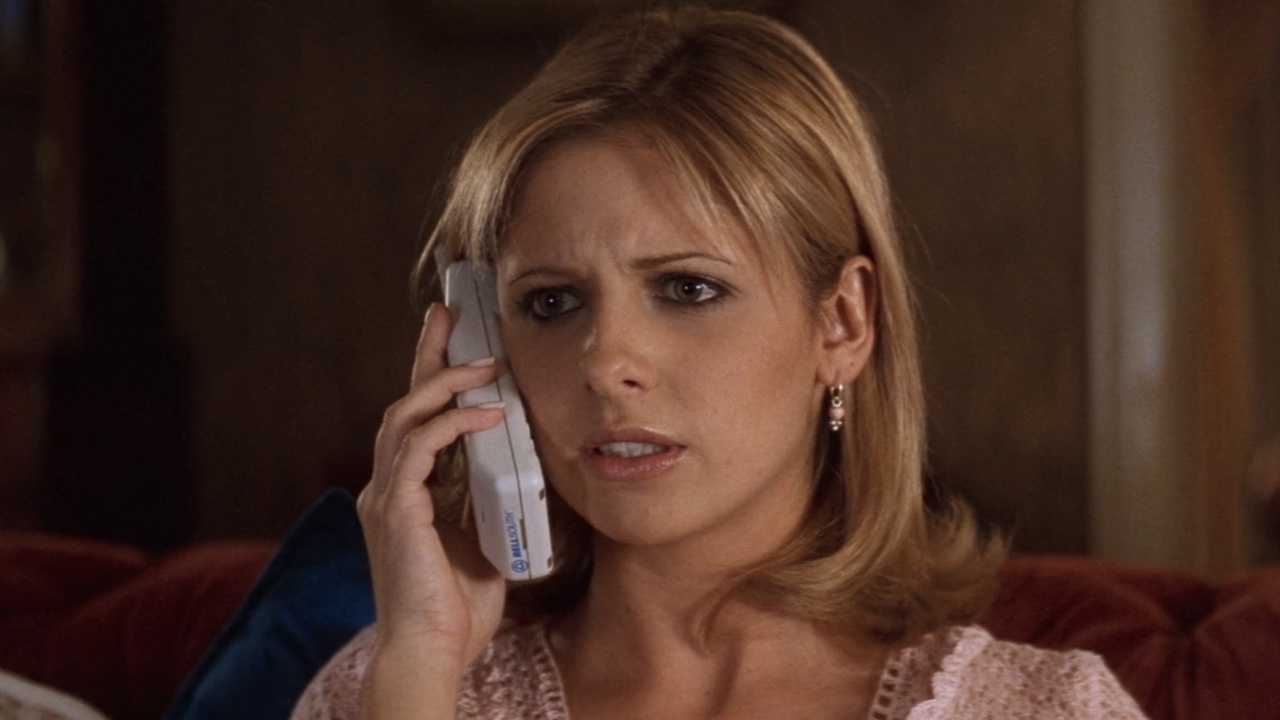 Sarah Michelle Gellar on the phone in Scream 2