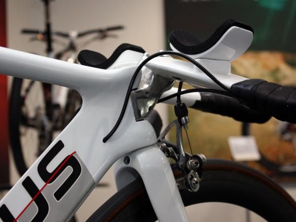 Given the short head tube length, this method of stem attachment lends greater front end rigidity than simply shortening the tube and clamping the stem up top.