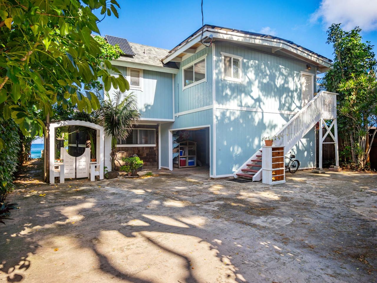 Home for sale in Hawaii on the beach.
