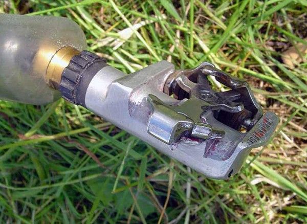 Obree removed excess weight from the 15-year-old Specialized pedals.