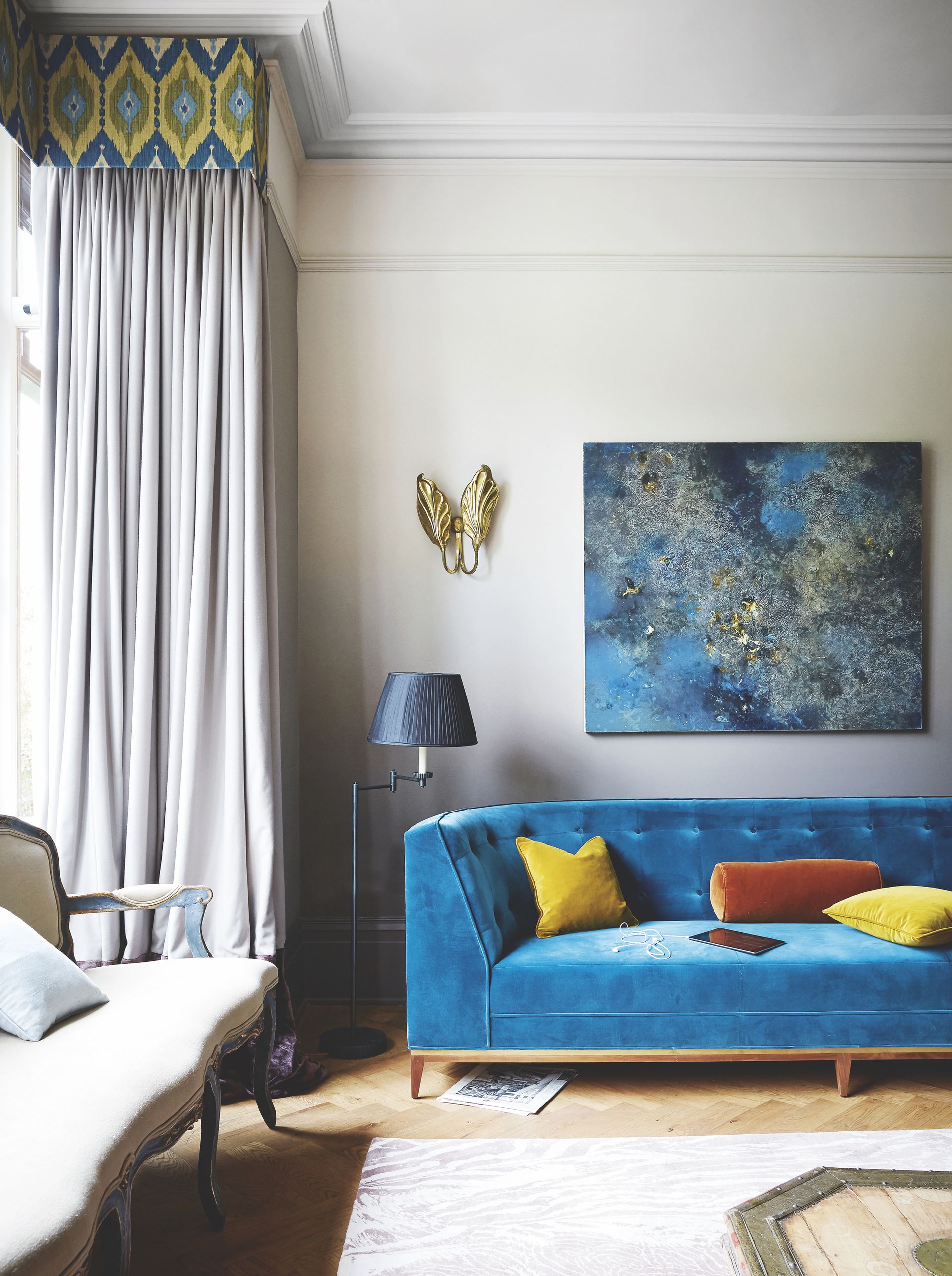 Ένα σαλόνι με λευκούς τοίχους