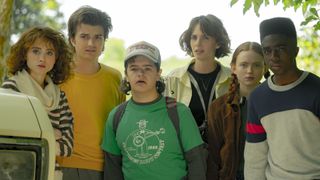 Algunos de los miembros principales del elenco de Stranger Things miran a algo fuera de pantalla en la parte 1 de la temporada 4