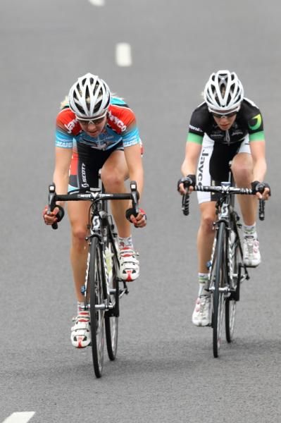 Sulzberger (Jayco-AIS) and Cromwell (GreenEDGE) worked together to stay between Gillow and the bunch