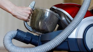 How to clean a vacuum