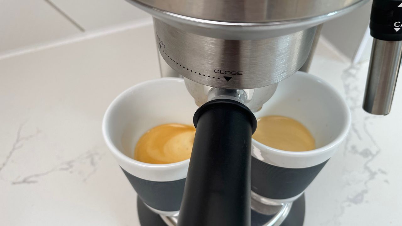Two espressos being made using the DeLonghi Dedica Style EC685