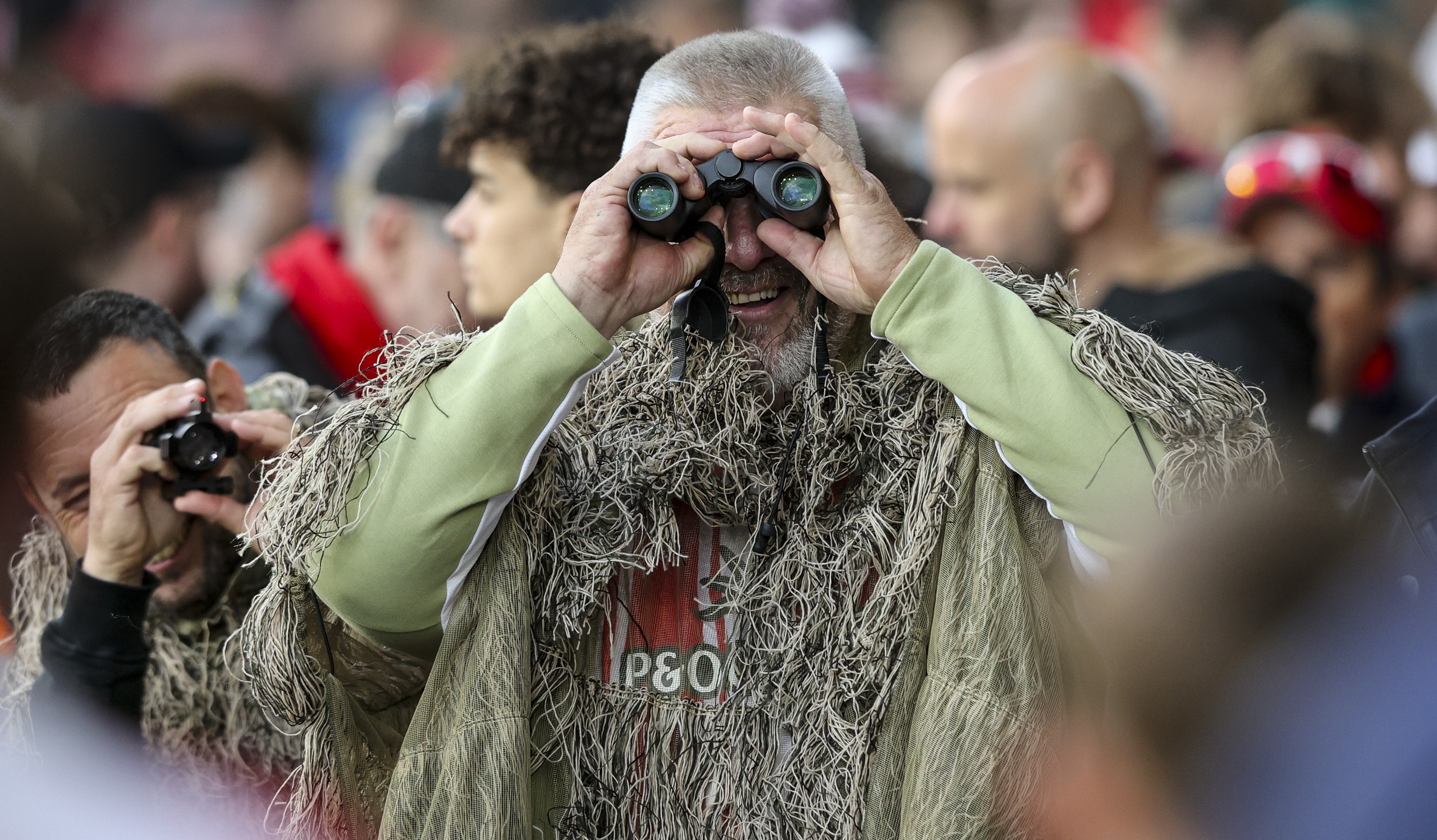Provocando os torcedores do Southampton em kits camuflados antes da segunda mão da semifinal do Sky Bet Championship Play Off contra o Middlesbrough no St. Mary's Stadium em 12 de maio de 2026 em Southampton, Inglaterra.