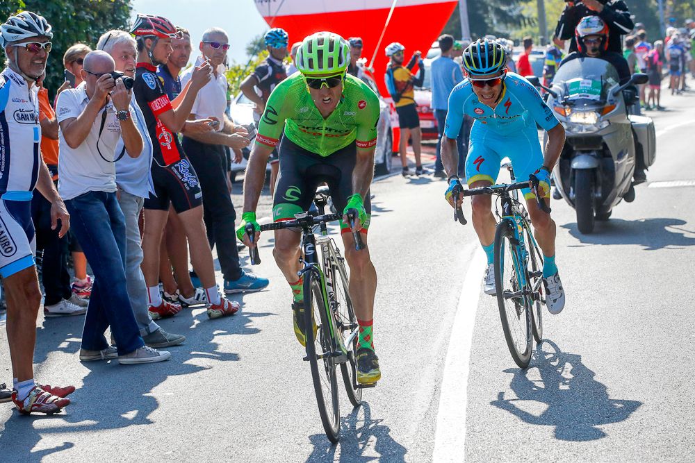 Mike Woods attacks Miguel Angel Lopez near the end of Milano-Torino