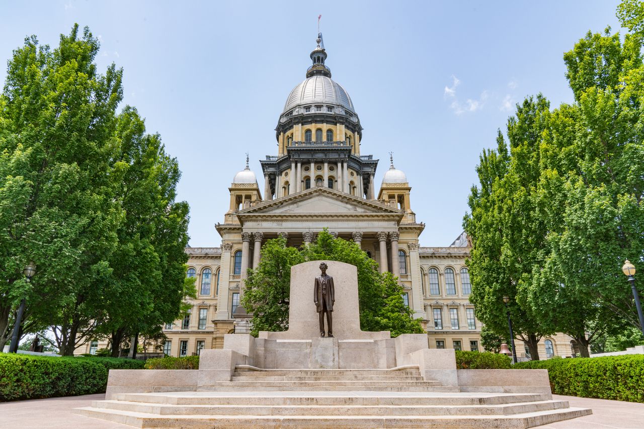 Abraham Lincoln statue in front of the Illinois State Capital Building in Springfield, Illinois