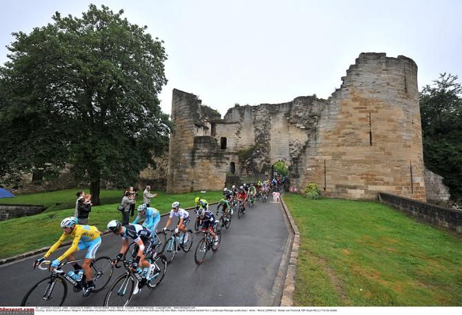 Vincenzo Nibali in yellow in the peloton