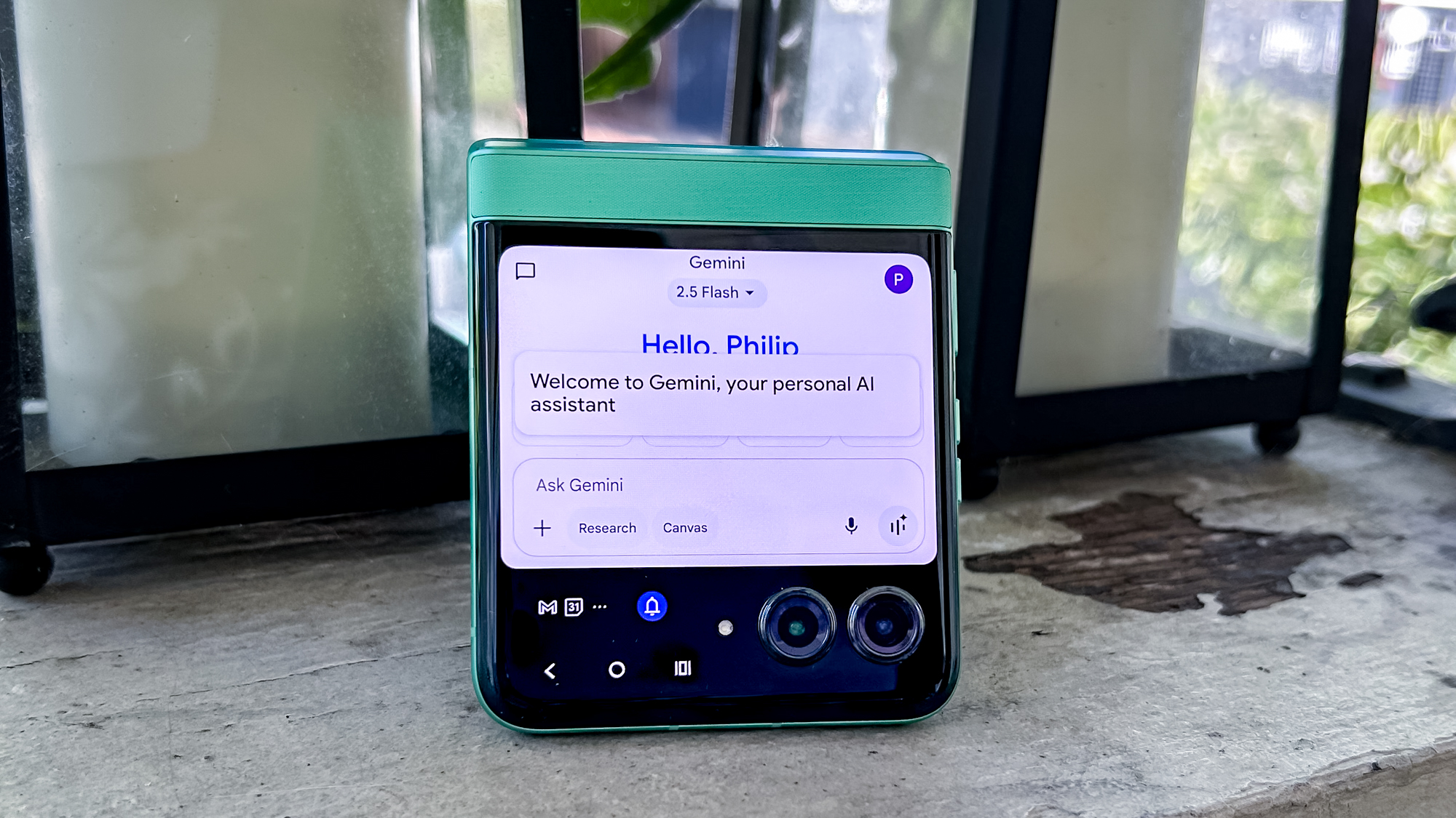 moto ai features on motorola razr's cover screen