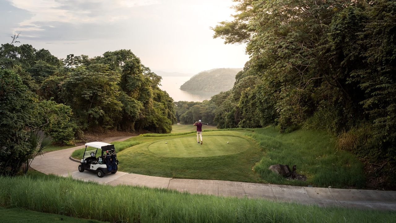 Image of a gold course overlooking the ocean