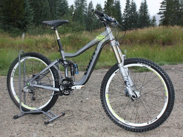 The 2010 Reign X0 is said to weigh just 13.7kg (30.2lb) without pedals.
