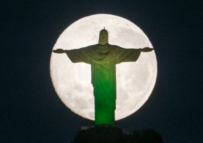 The supermoon looked absolutely chilling behind Brazil's giant Jesus statue