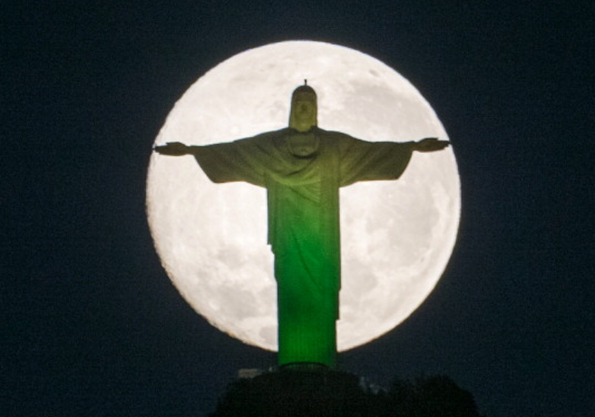 The supermoon looked absolutely chilling behind Brazil&amp;#039;s giant Jesus statue