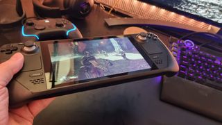Foto der Steam Deck Handheld-Konsole beim Spielen von God of War