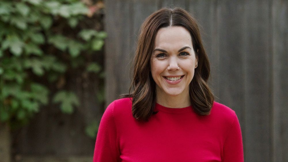 Face, Red, People, Beauty, Pink, Fashion, Street fashion, Smile, Neck, Brown hair,