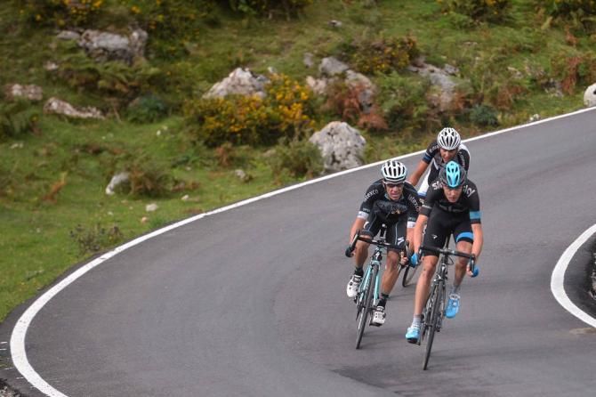 Chris Froome (Team Sky) with Rigoberto Uran (Omega Pharma-QuickStep) and Warren Barguil (Giant-Shimano) on his wheels