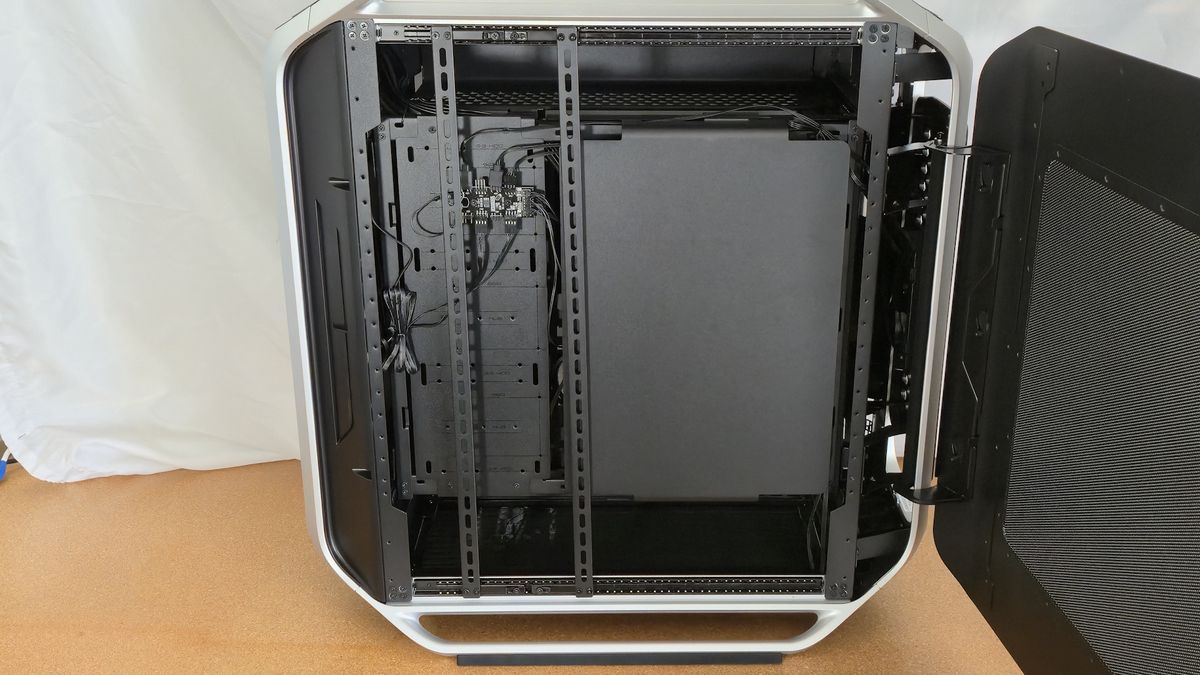 Cooler Master Cosmos Alpha - Inside