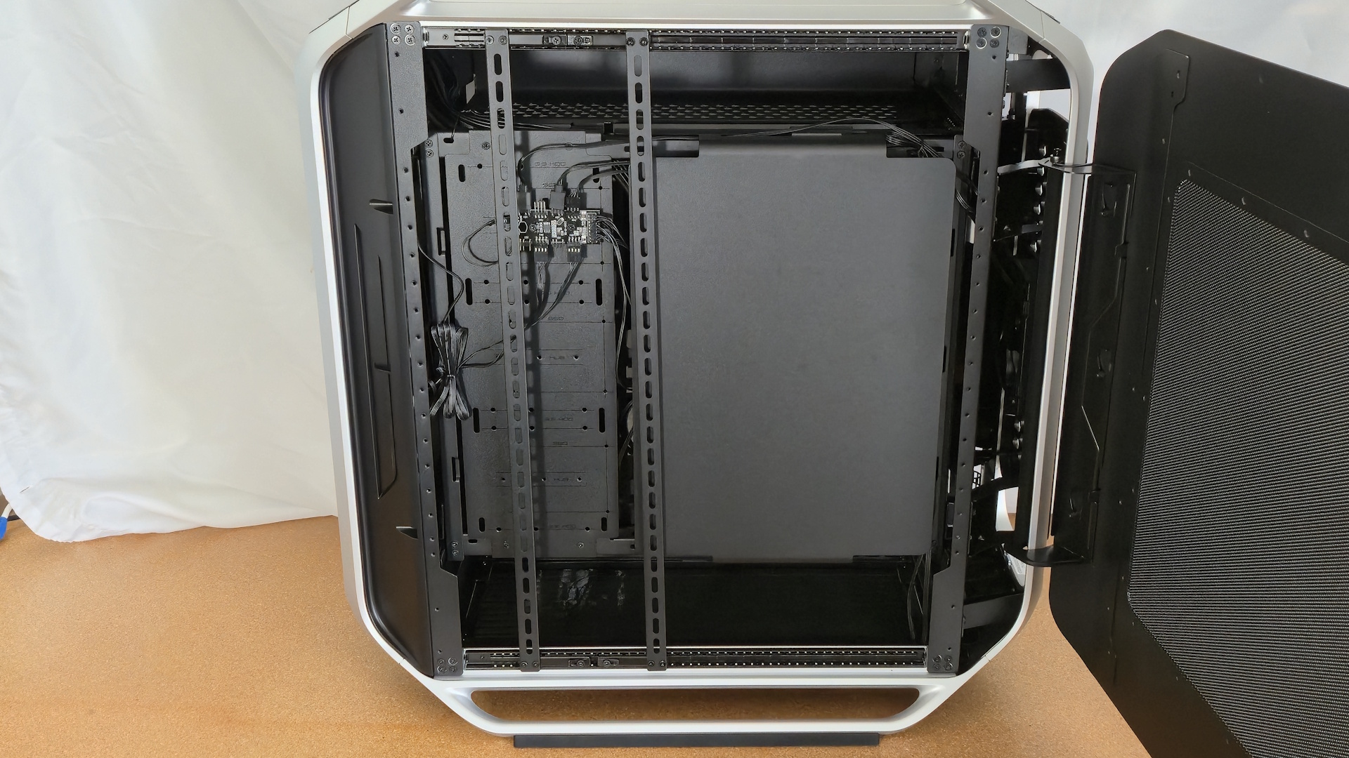 كولر ماستر كوزموس ألفا - بالداخل