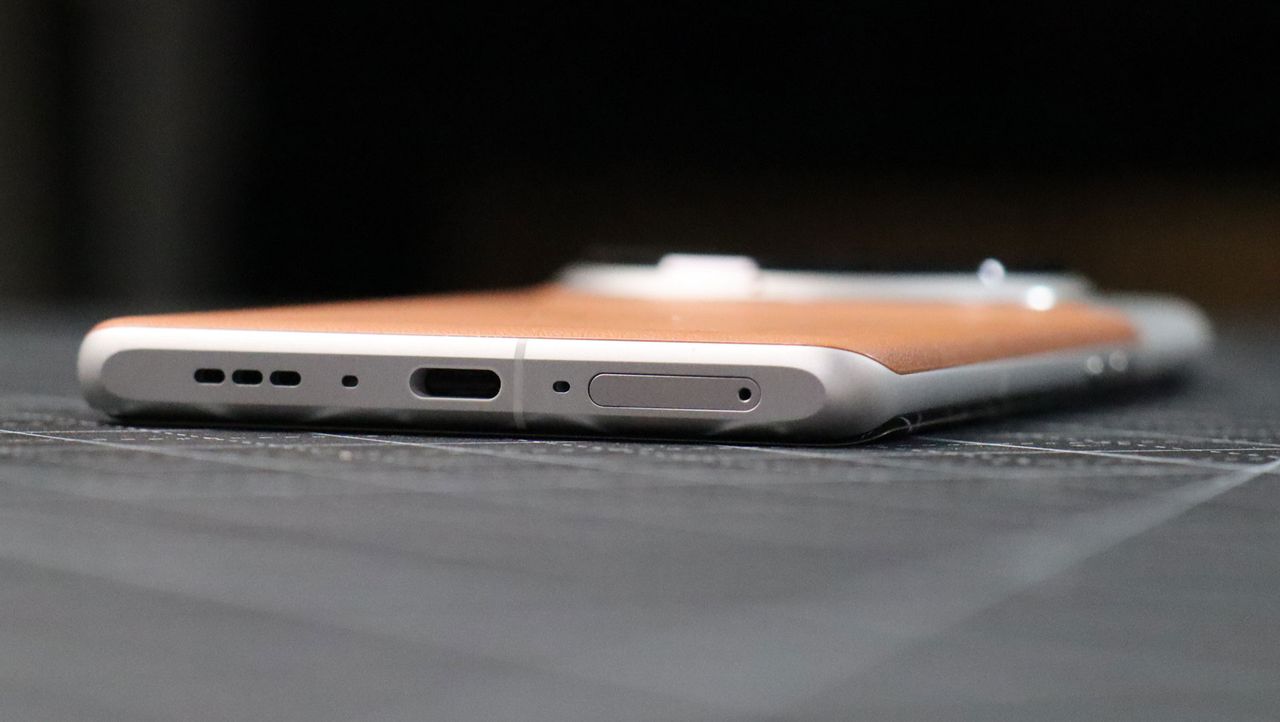 Oppo Find X6 Pro base and ports