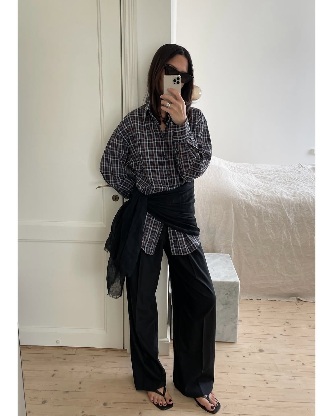 Woman wearing a lazy summer layering outfit idea.