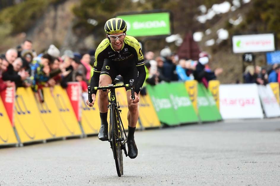 Simon Yates charges for the line