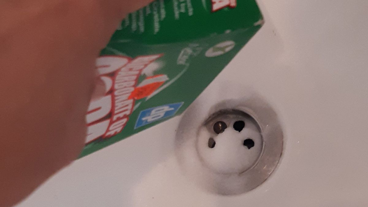 Baking soda in bath drain
