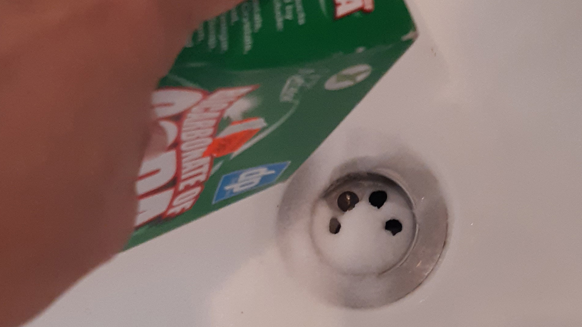 Baking soda in bath drain