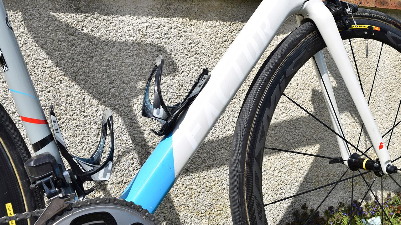 White Factor decals are subtly applied on the down tube and are almost masked with the light grey base colour
