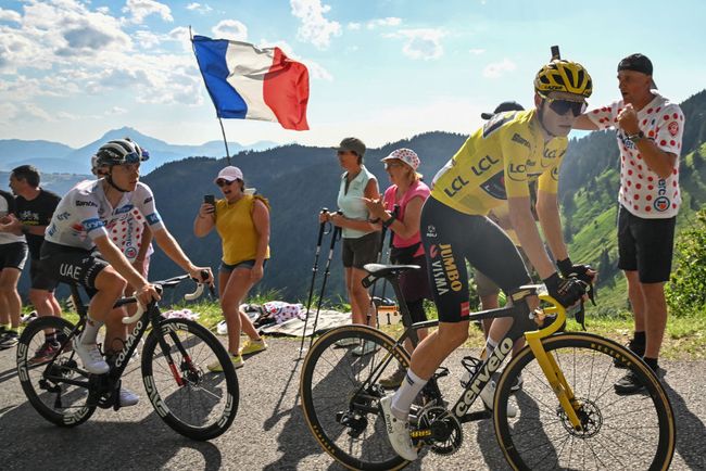 Pogacar e Vingegaard sulla salita del Joux-Plaine (foto AFP)