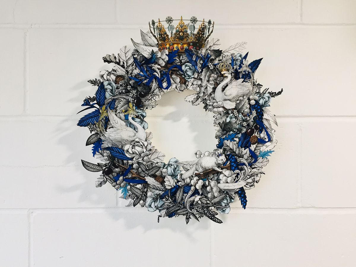 La fabrication d'une couronne de Noël vient d'être améliorée grâce à la magnifique version festive de cet artiste.