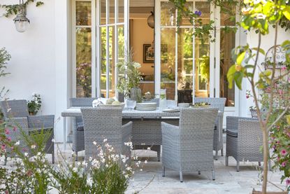 Outdoor entertaining - garden dining table