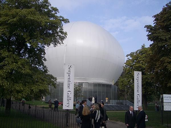 The Serpentine Gallery, sitting between Hyde Park and Kensington Gardens