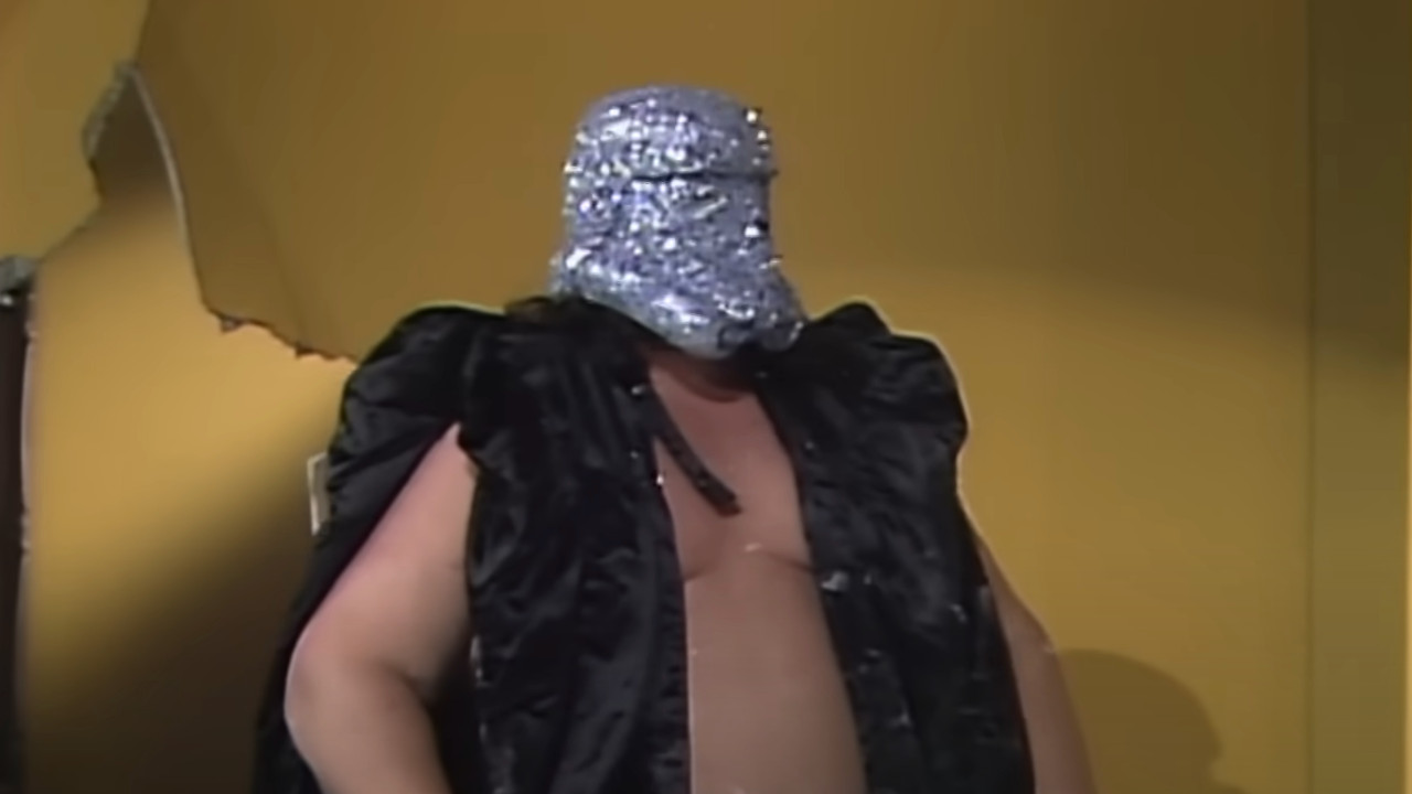 Shockmaster makes his debut and falls down.