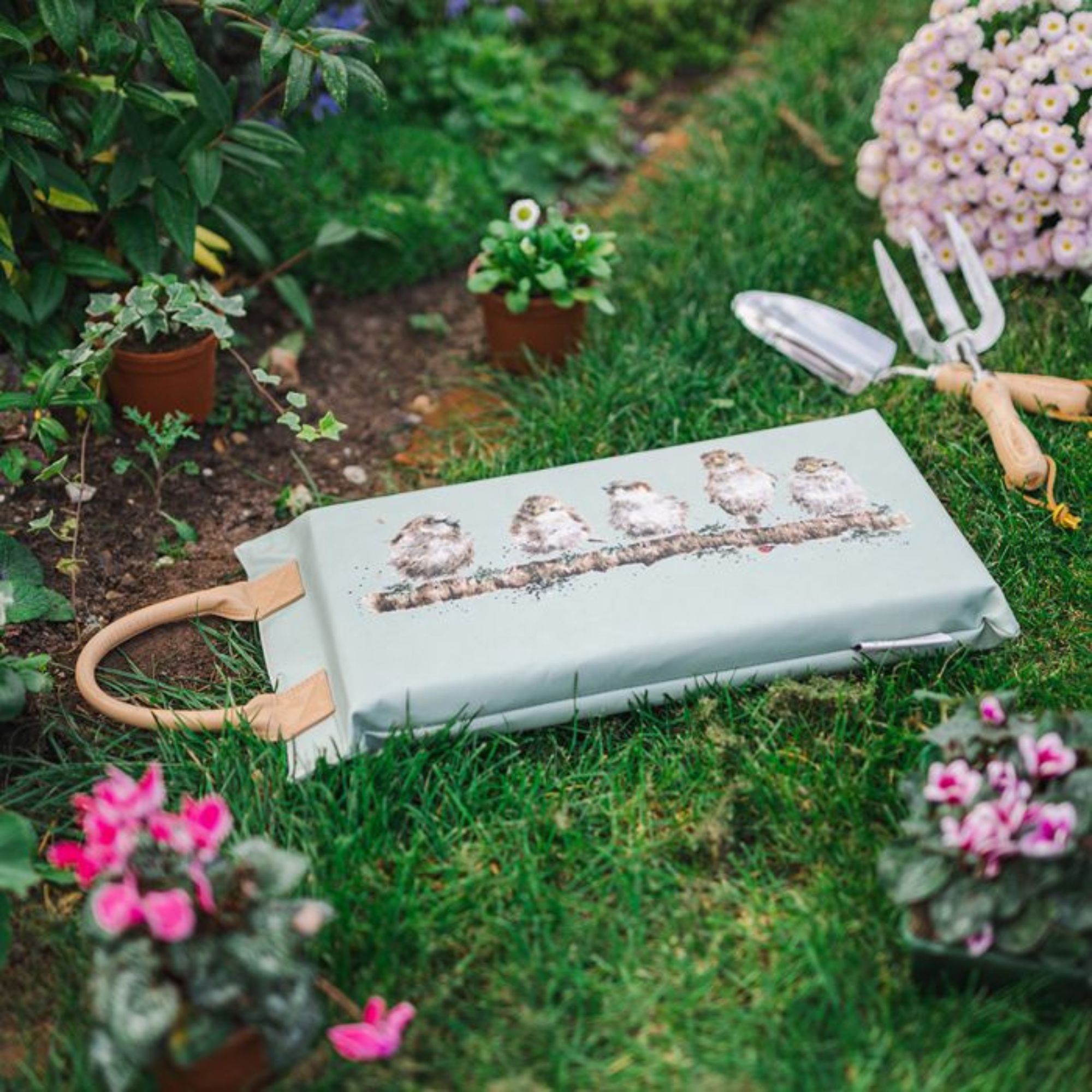 Wrendale Designs &#039;Daisy Chain&#039; Garden Kneeler on grass in garden