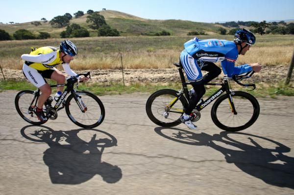 Boardman checks out Sutherland's position on the time trial bike.